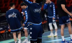 九游官网入口-篮球巨星风采依旧，比赛场上绽放光芒的简单介绍