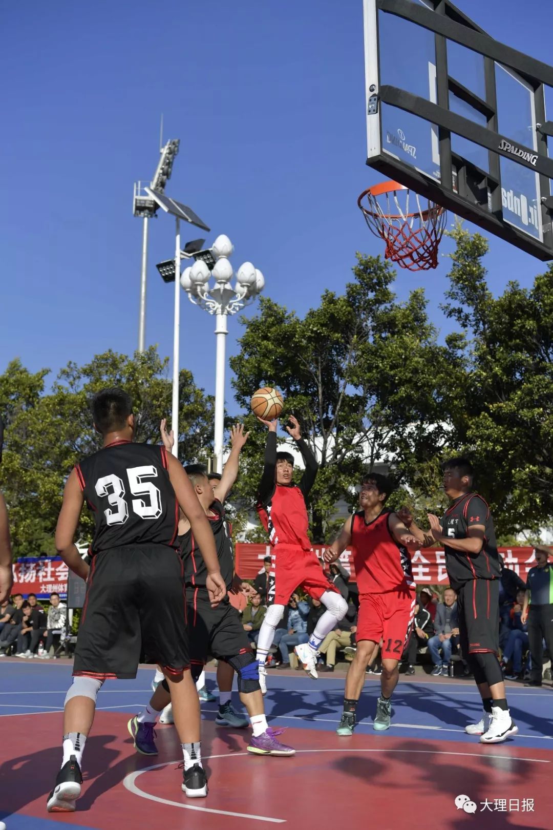 罚球石破天惊,双方展开激烈对决的简单介绍 罚球石破天惊,双方展开激烈对决的简单介绍