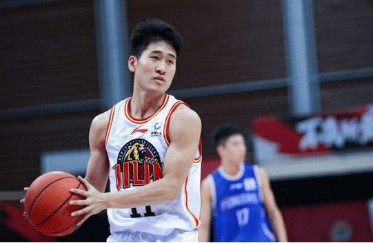 新生球员获得首发机会，表现抢眼引关注的简单介绍