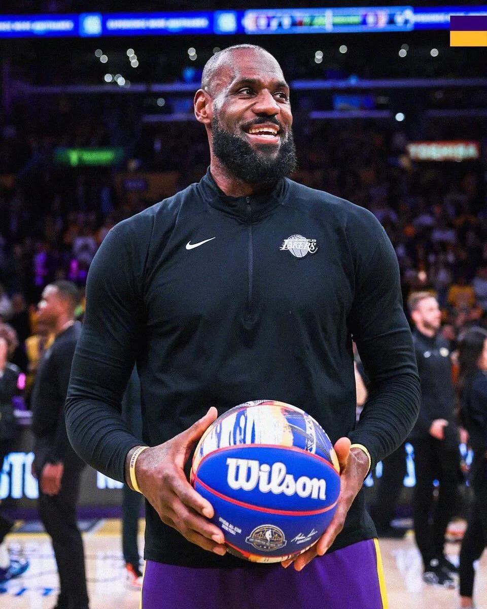 关于湖人队球员迎来个人婚礼，球队队友祝贺的信息