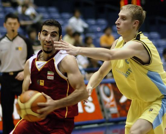 哈萨克斯坦代表队在篮球赛中战胜日本队，晋级